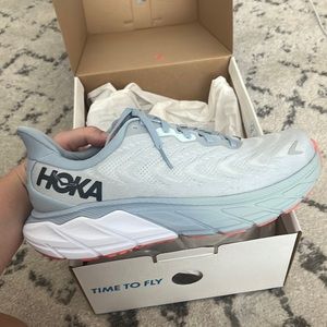 Brand new!! HOKA Arahi 6 Wide Size 10.5